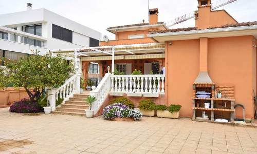 For Sale in Ciudad Jardin Villa With Pool and Parking Close to the Sea