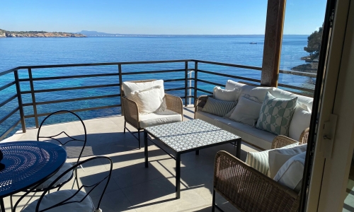 Cas Catala.Reformed Front Line 4 Bedroom Apartment With Direct Beach Access