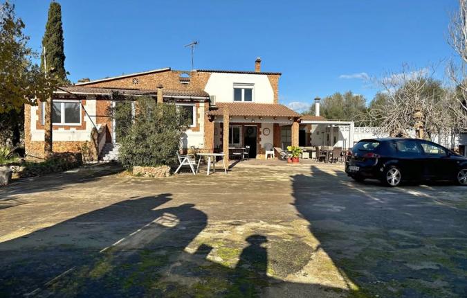 With Cedula de Habitibilidad 4 Bedroom Country House with Swimming Pool