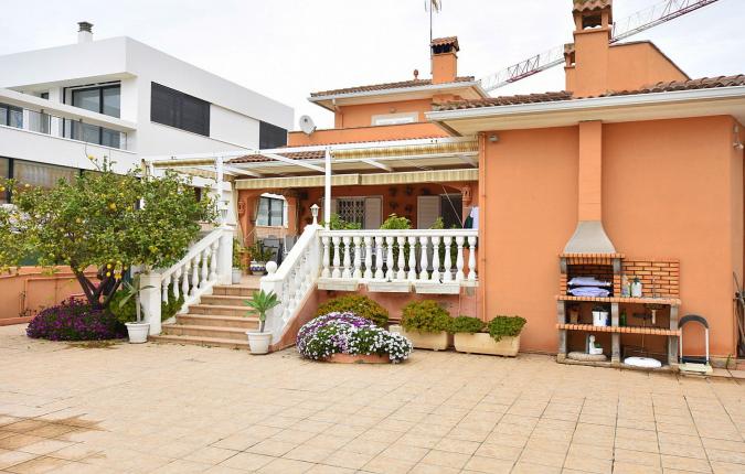 For Sale in Ciudad Jardin Villa With Pool and Parking Close to the Sea