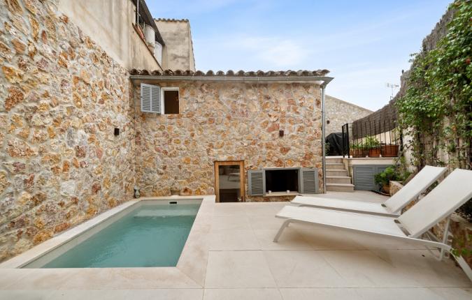Charming Townhouse with Patio and Pool in the Heart of Pollença
